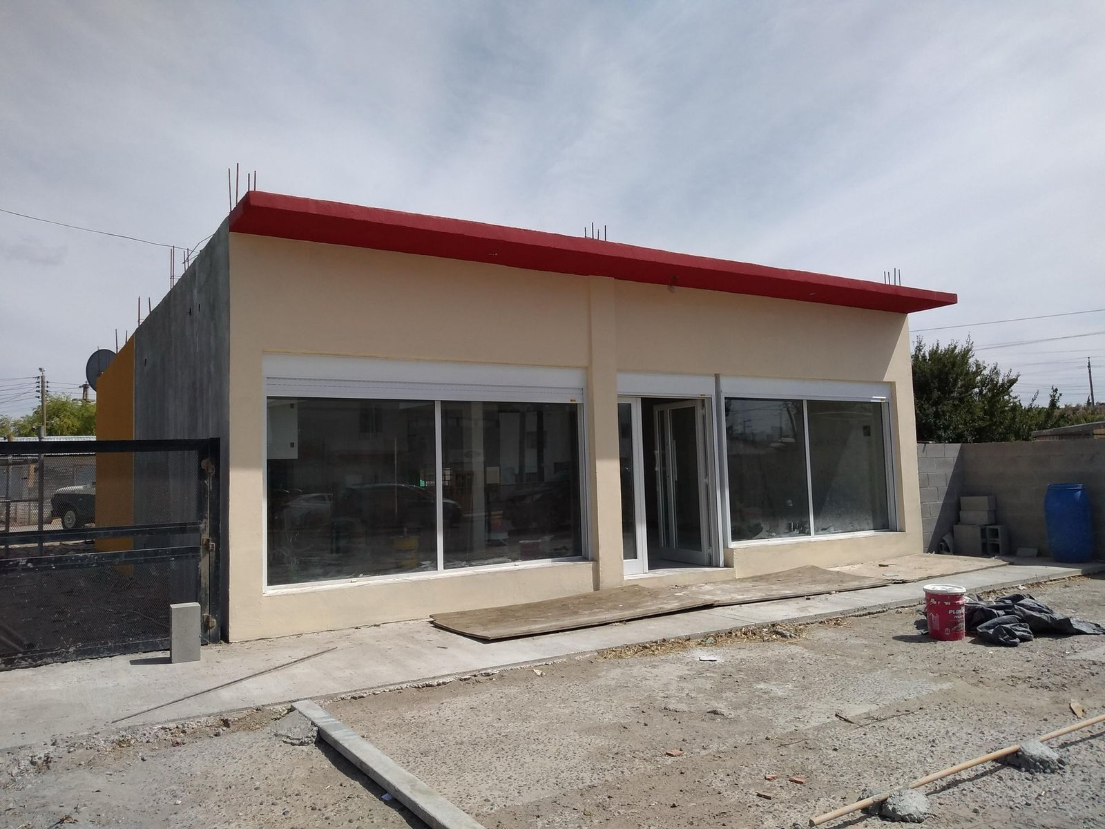 Local comercial desarrollado por Lgm, con frente vidriado y carpintería de aluminio