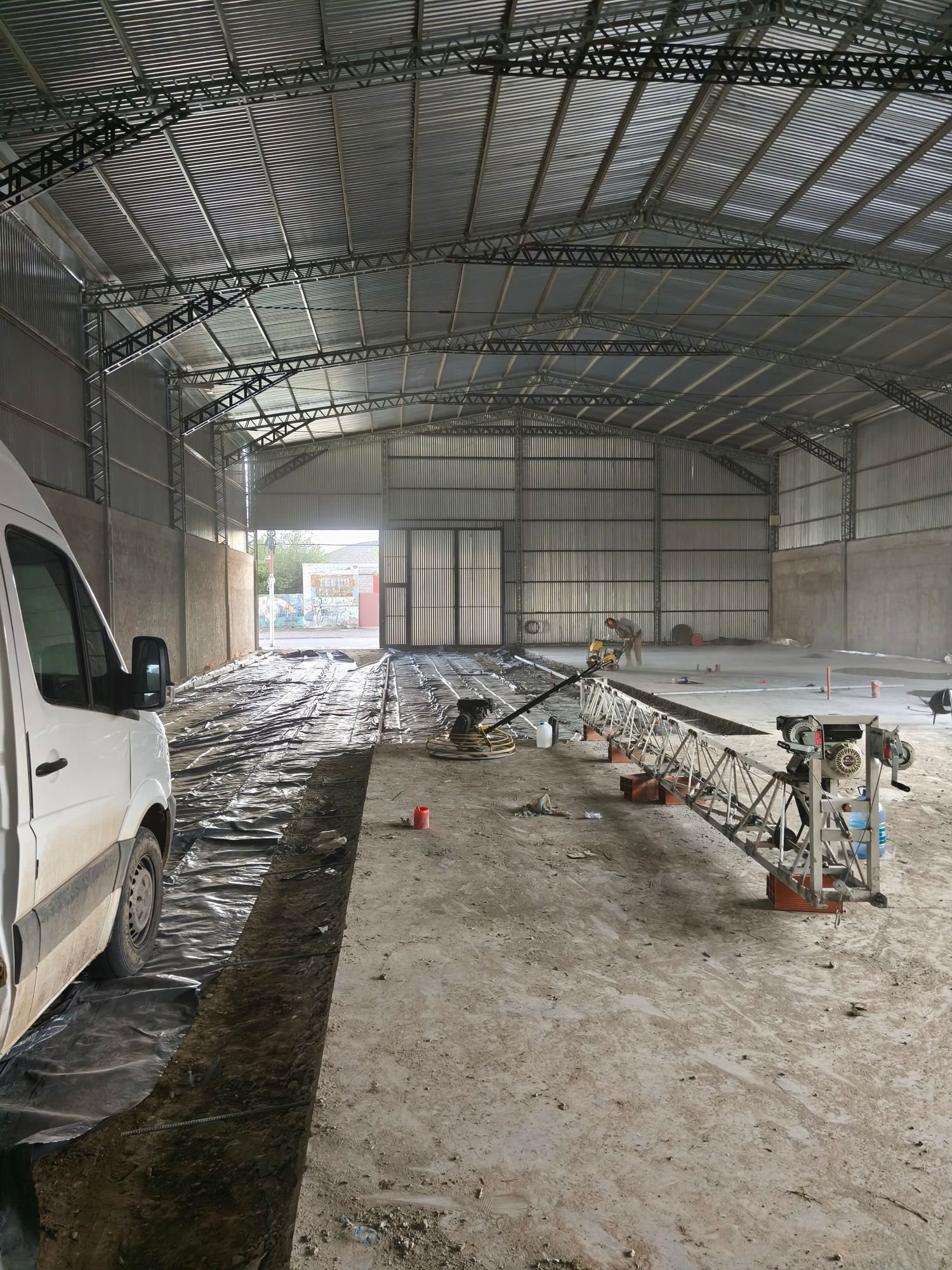 Interior de una nave industrial durante la ejecución del piso de hormigón