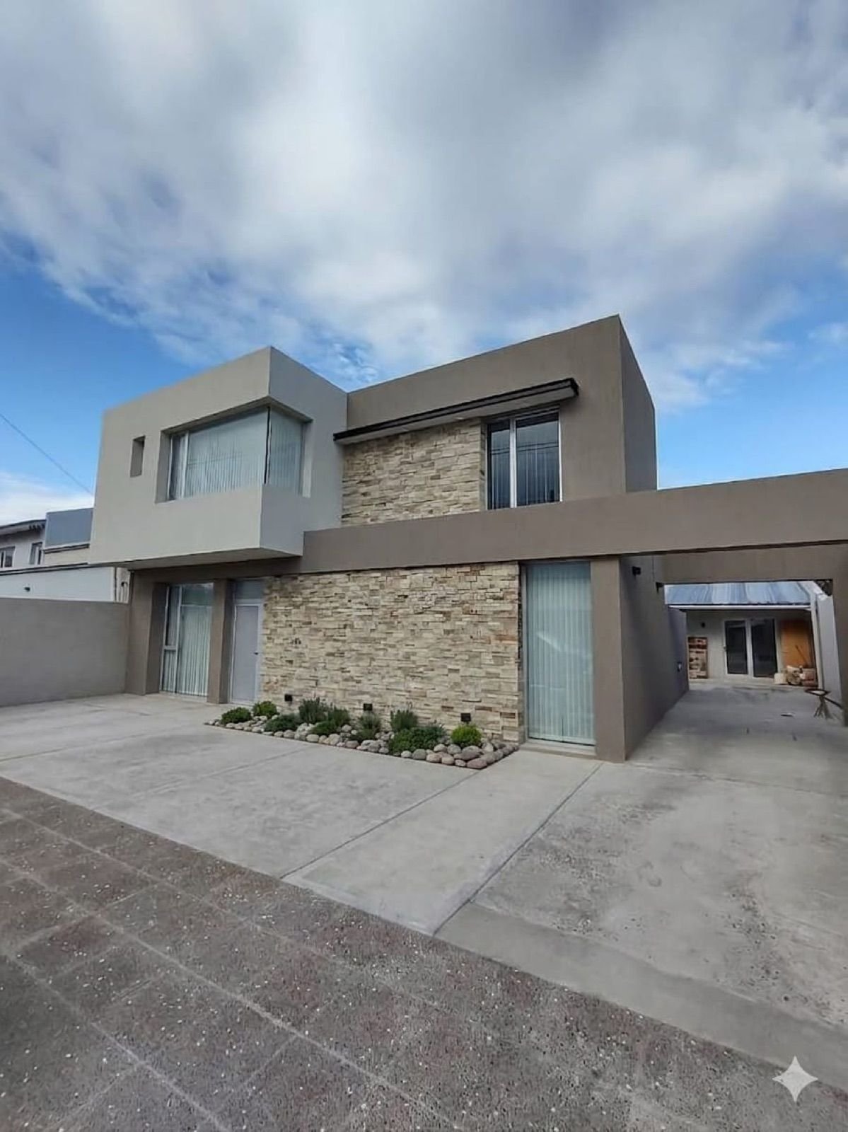 Vivienda terminada con revestimiento de piedra