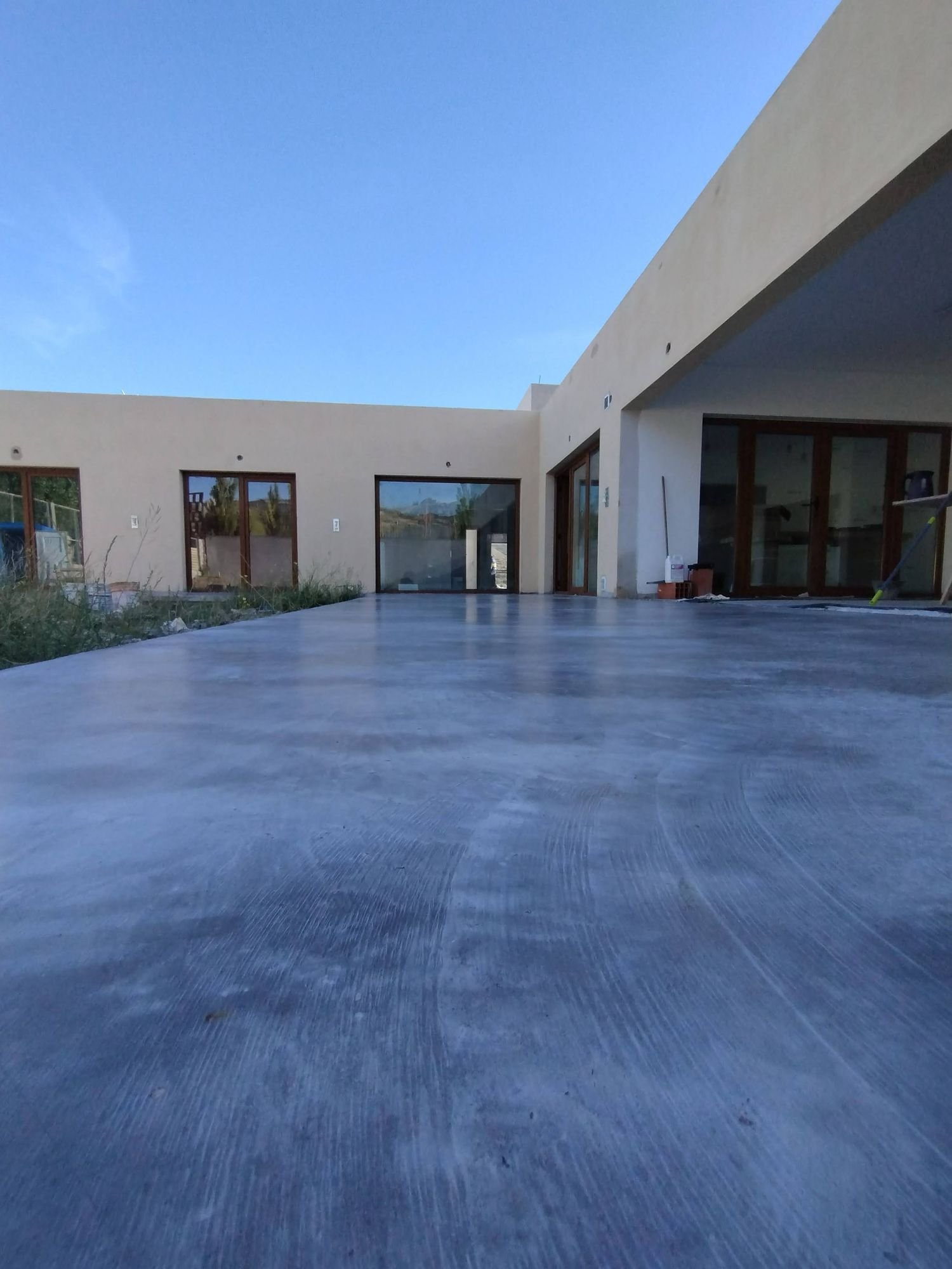 Piso de hormigón alisado en la galería de una vivienda moderna