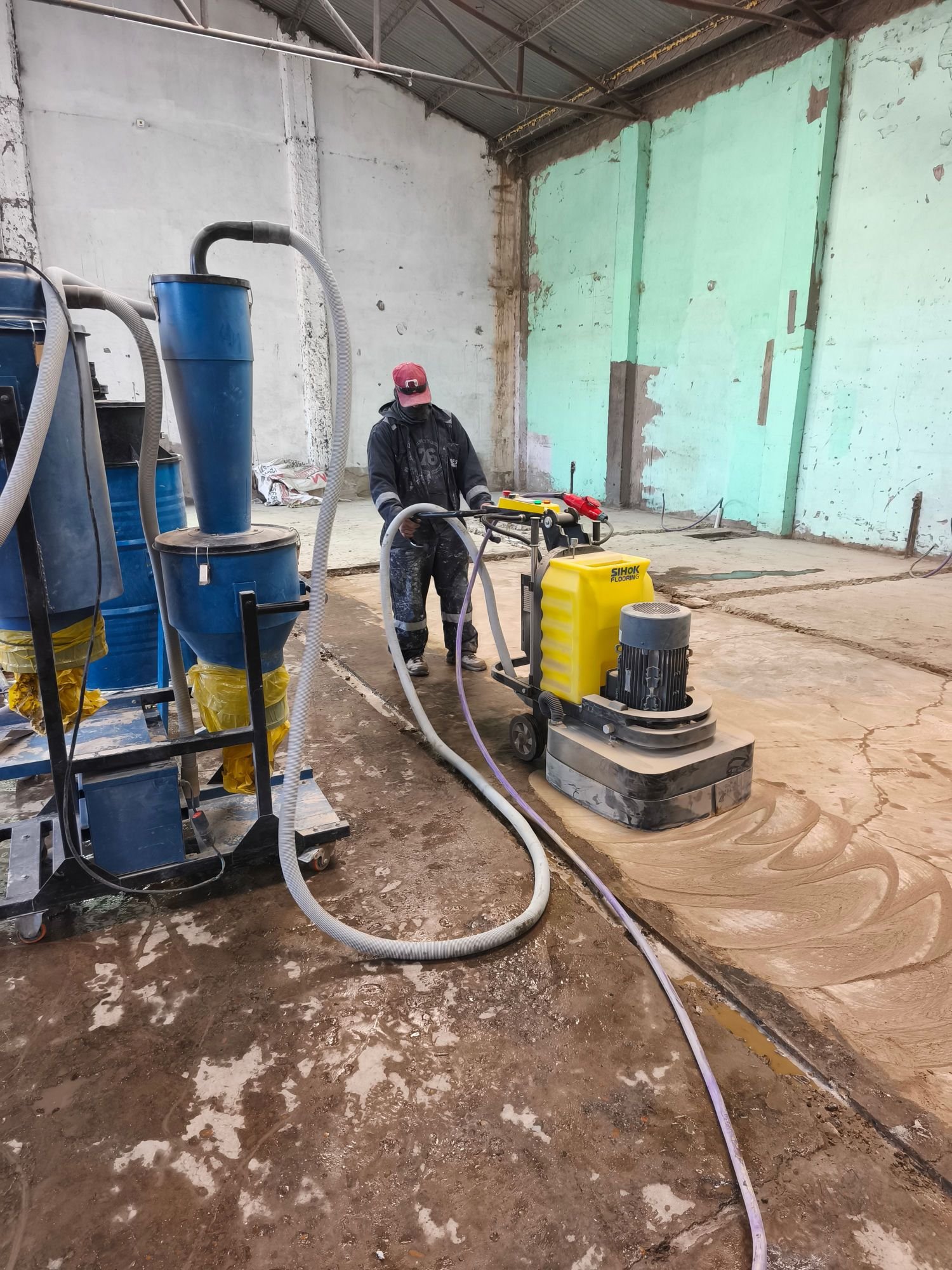 Pulido de piso de hormigón con equipo industrial