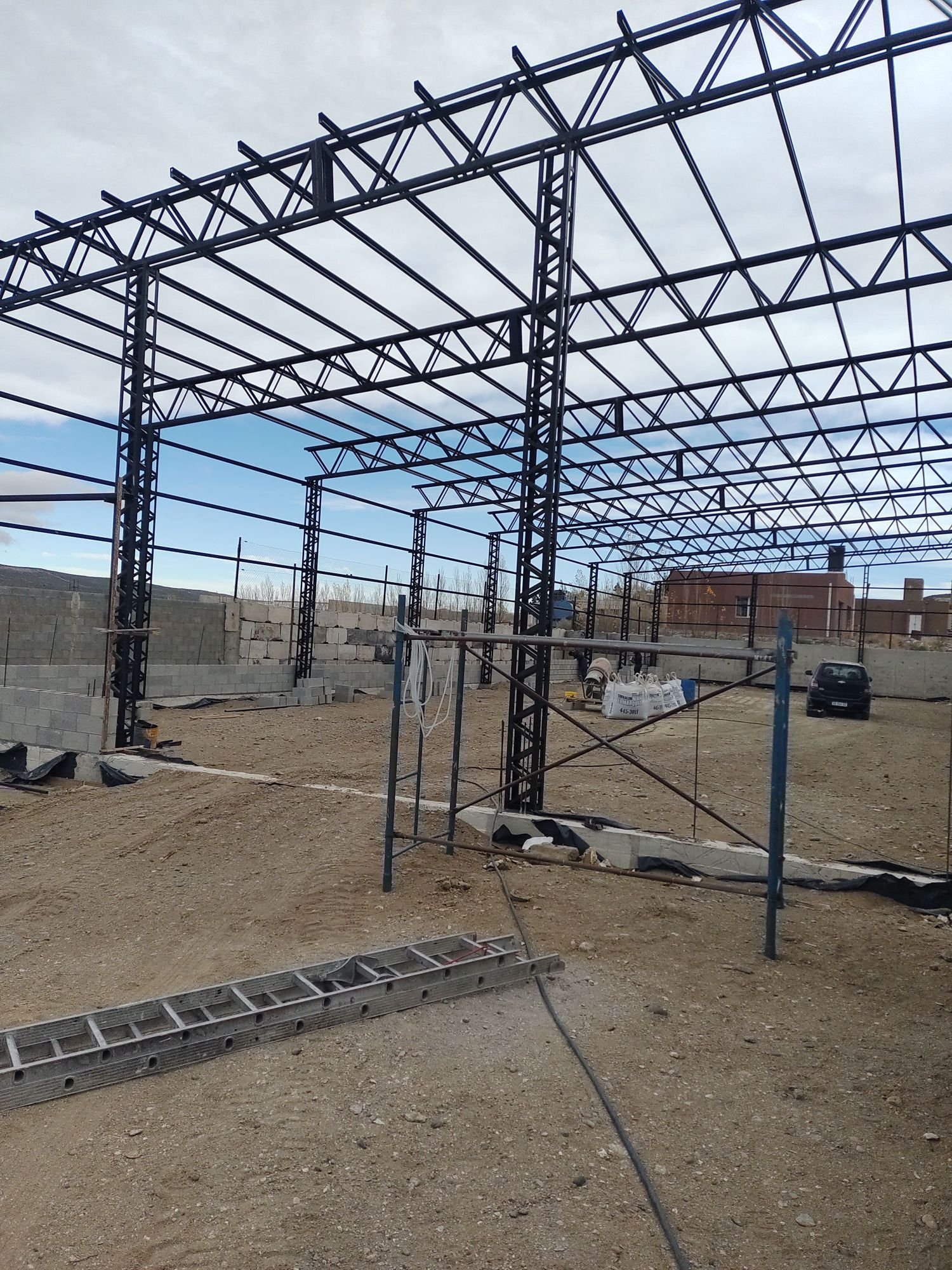 Estructura metálica de una nave industrial en montaje, con reticulados de gran luz