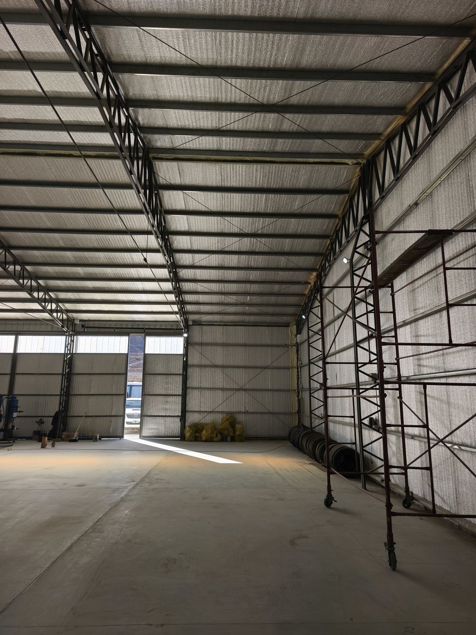 Interior de una nave industrial con estructura metálica construida por Lgm