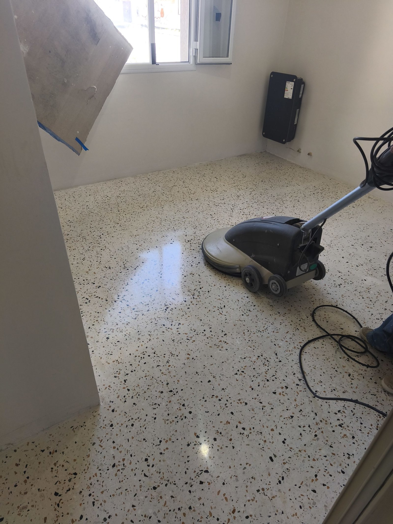 Piso de terrazo pulido terminado en el interior de una vivienda